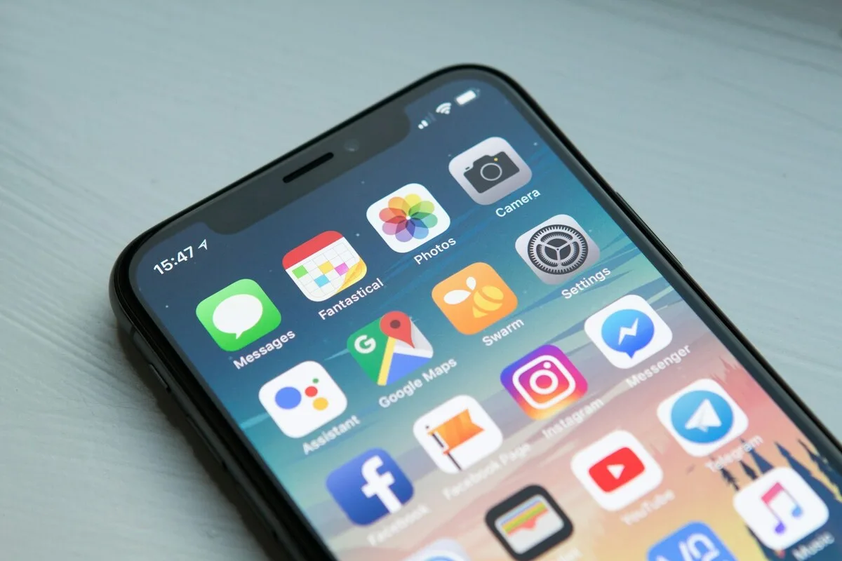 Promoteur d'événements consultant sa stratégie de communication multichannel sur mobile et ordinateur